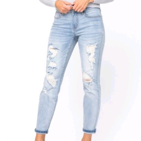 Judy Blue Denim - 1 Left 🚨Judy Blue light wash mid  boyfriend di…
